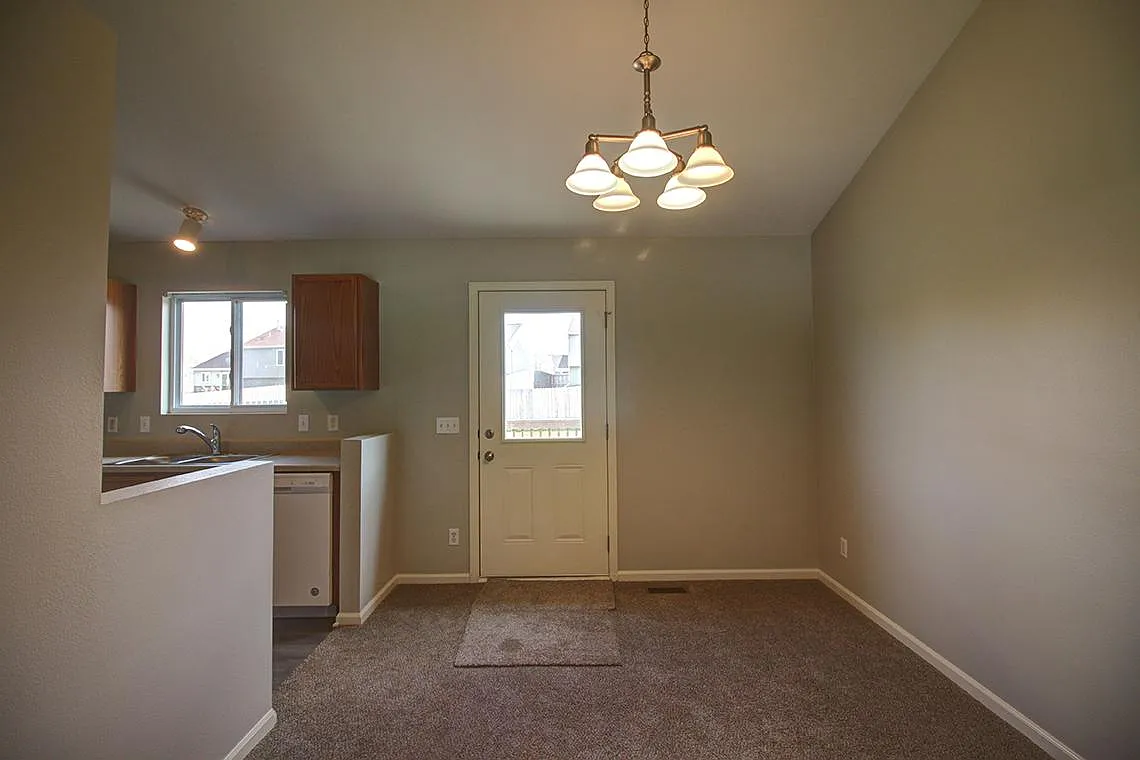 3 bed, 1274 sqft, $1,900 — Photo 4