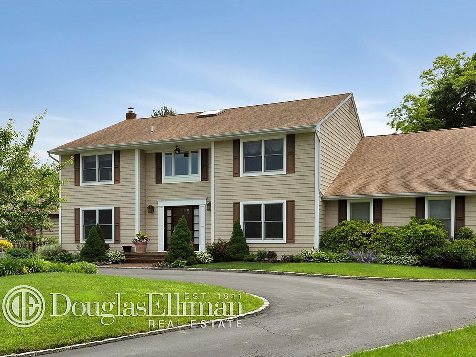 1st image of 11 Castle Dr