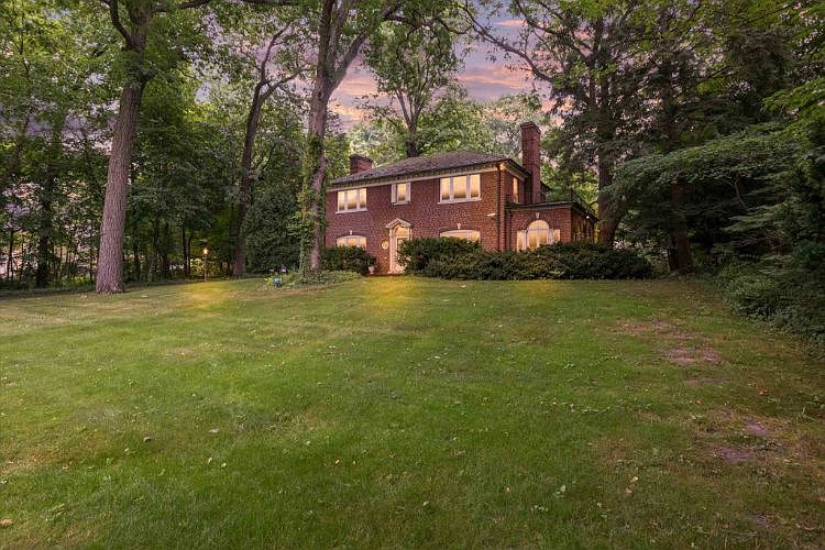 1st image of 2920 S Twyckenham Dr