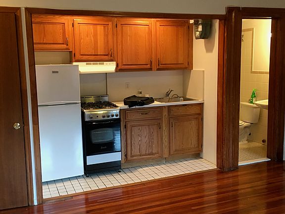 2nd image of 277 Henry St APT 4A
