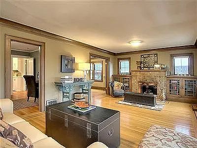 Spacious living room