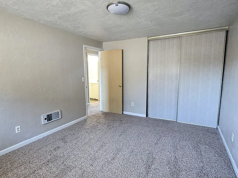 Apartment in West Salem near banks, shopping areas, bus lines, and downtown! ~ Colonial — Photo 96