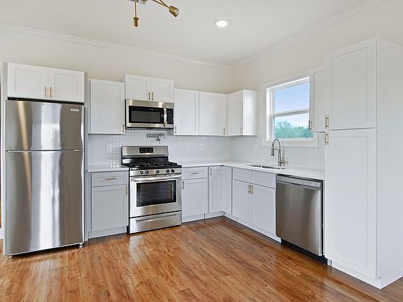 2nd image of 2841 Pauger St
