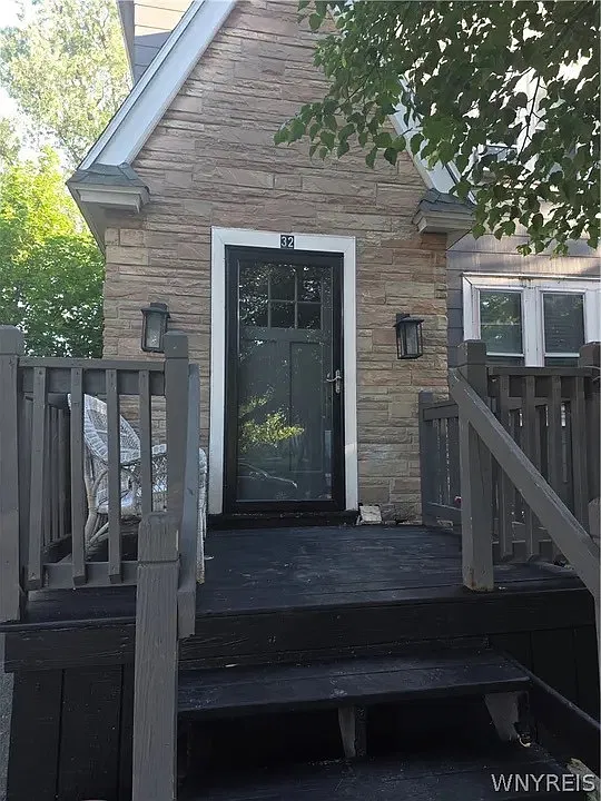 Spacious 2BDRM Apartment with onsite laundry in the Heart of Kenmore — Photo 1