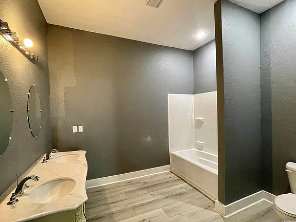 4th image of 1810 E Boswell St