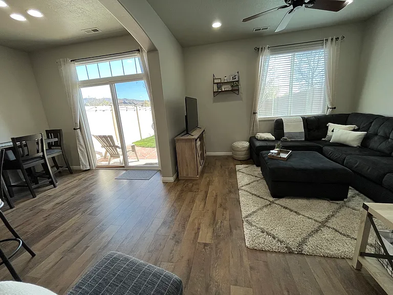881 Berkeley Dr — Photo 7