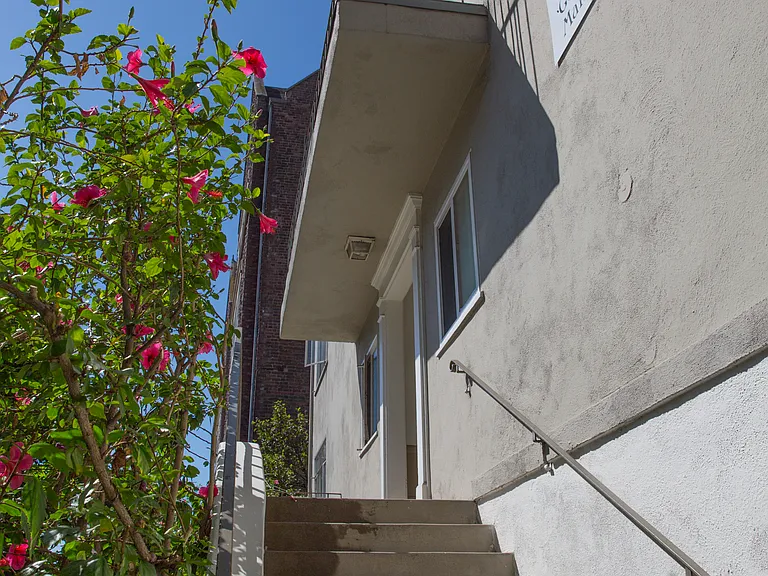 Gayley Manor Apartments — Photo 10