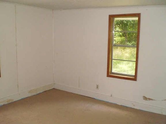 2nd image of 321 Beckham St W