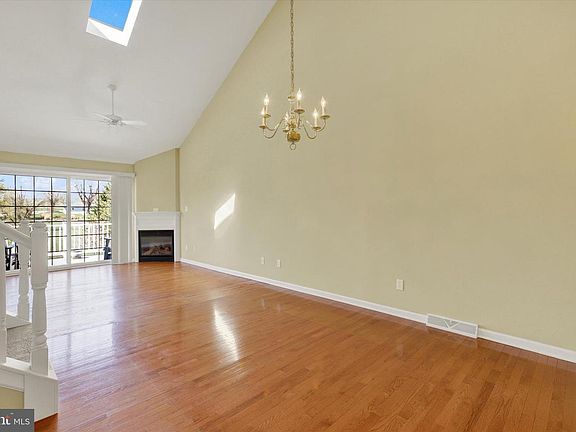 3rd image of 3819 Farmstead Dr