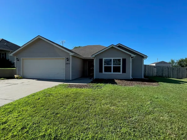 1909 Thompson Dr, Junction City, KS 66441