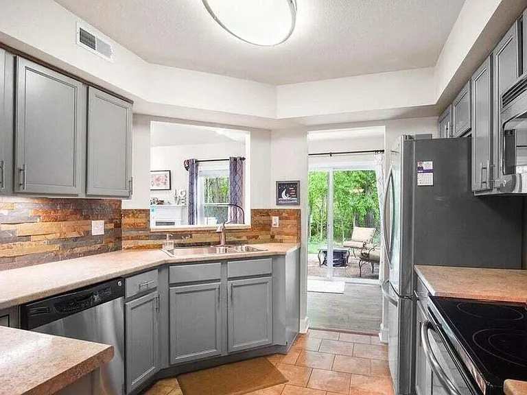 401 N Village Cir — Photo 11