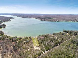 895 Linwood Ln, Petoskey, MI 49770