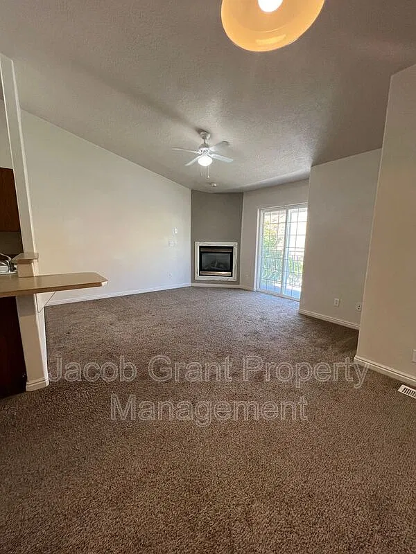 3 bed, 2.0 bath, 1200 sqft, $1,450 — Photo 4