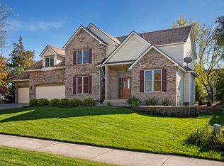 568 Hawthorne Woods Dr, Eagan, MN 55123