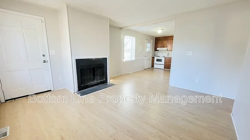 2 bed, 1.0 bath, 712 sqft, $1,295 — Photo 3