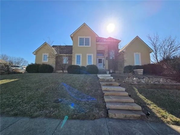 1011 Foxtail Dr, Grain Valley, MO 64029