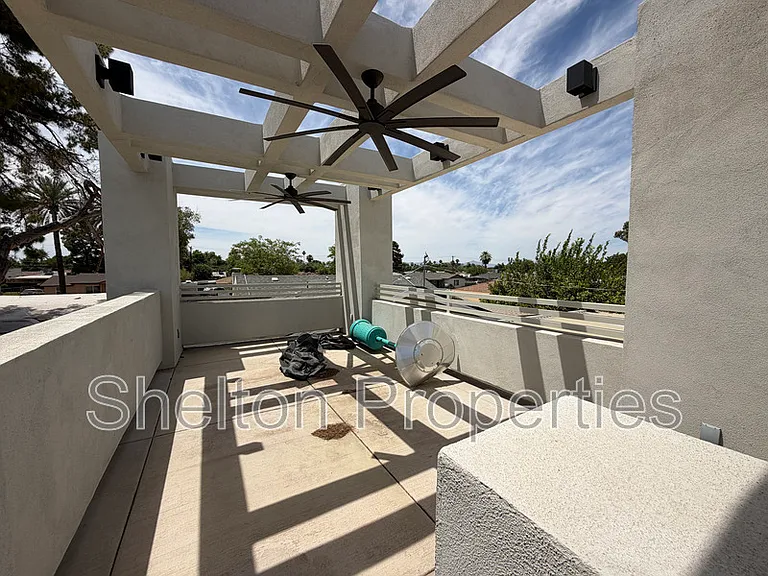 2514 E Fairmount Ave — Photo 33