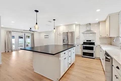 4 bed, 2105 sqft, $4,200 — Photo 4