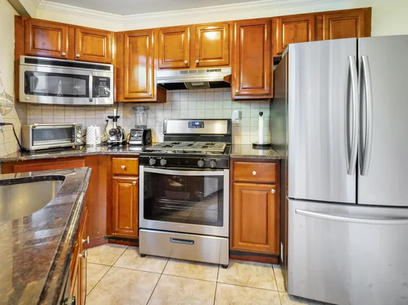 852 Home Street image 9 of 22