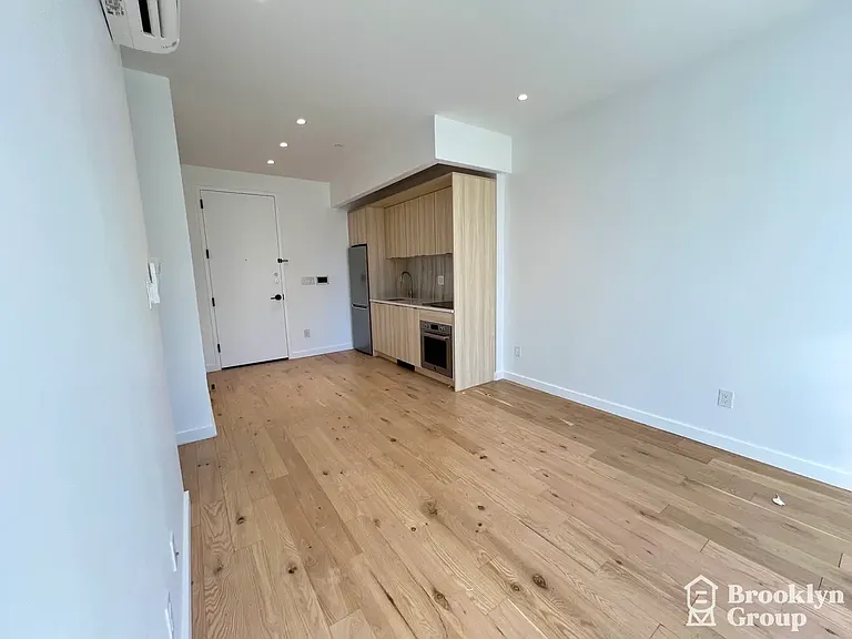 257 Driggs Ave #4B — Photo 2