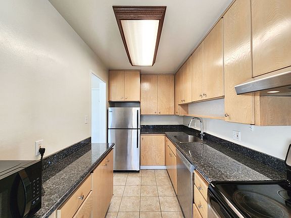 4th image of 821 N Humboldt St APT 409