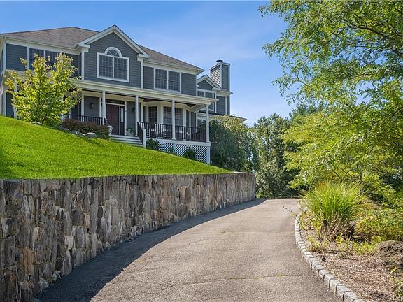 3rd image of 4 Roosa Ln