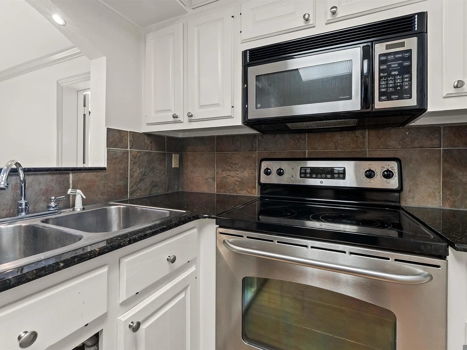 2 bed, 1290 sqft, $1,525 — Photo 2