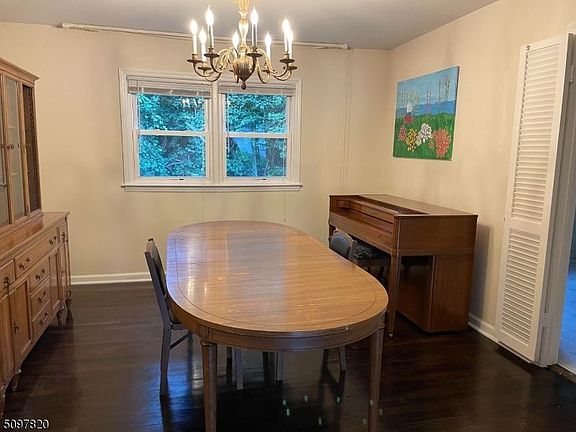 3rd image of 8 Tuxedo Dr