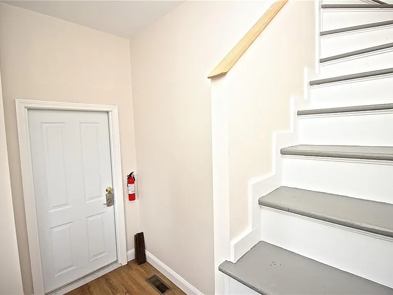 668 Thames St #2 — Photo 8