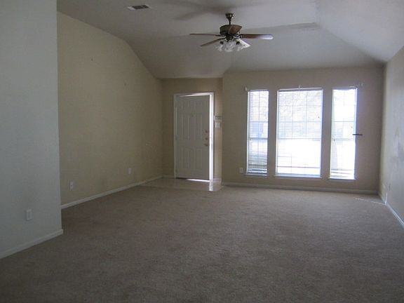 3rd image of 207 Oak St