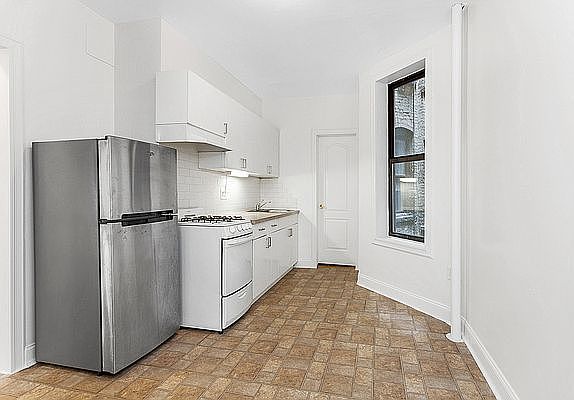 4th image of 311 E 93rd St #4B