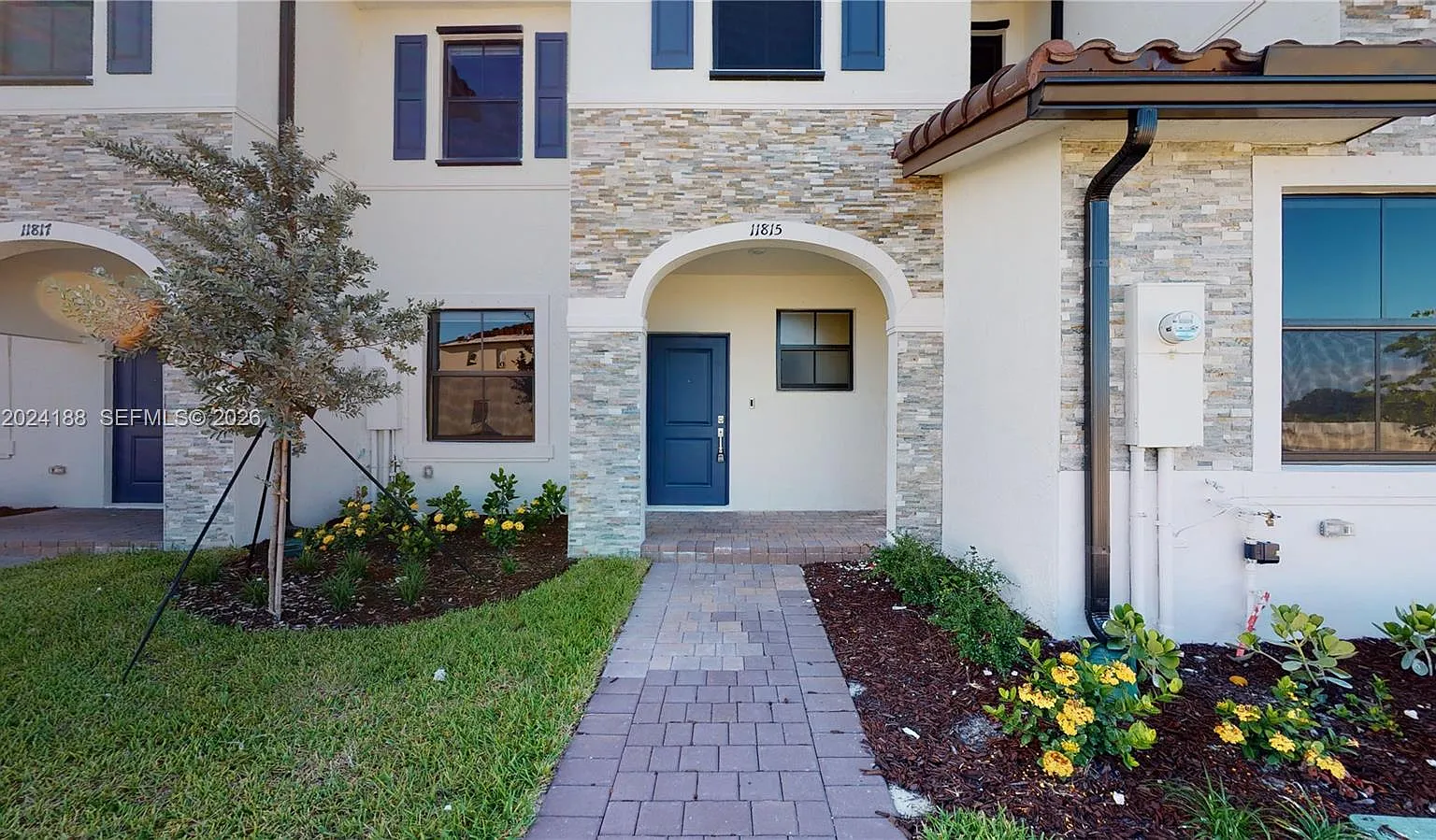 3 bed, 2.5 bath, 1660 sqft, $2,600 — Photo 1