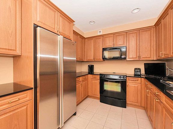 3rd image of 100 Harbor View Dr APT 517