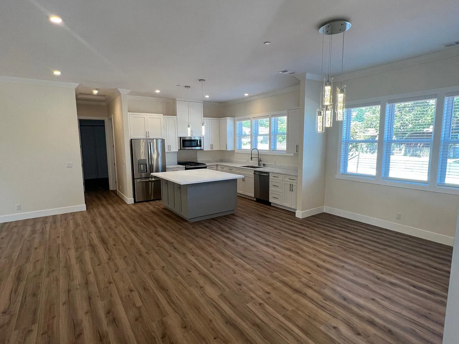 3 bed, 2.5 bath, 1850 sqft, $4,500 — Photo 2