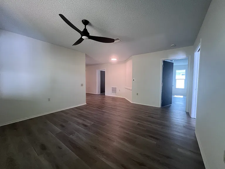 2563 Temple St — Photo 17