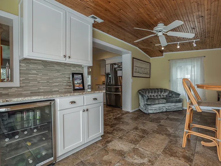453 Davis St — Photo 18