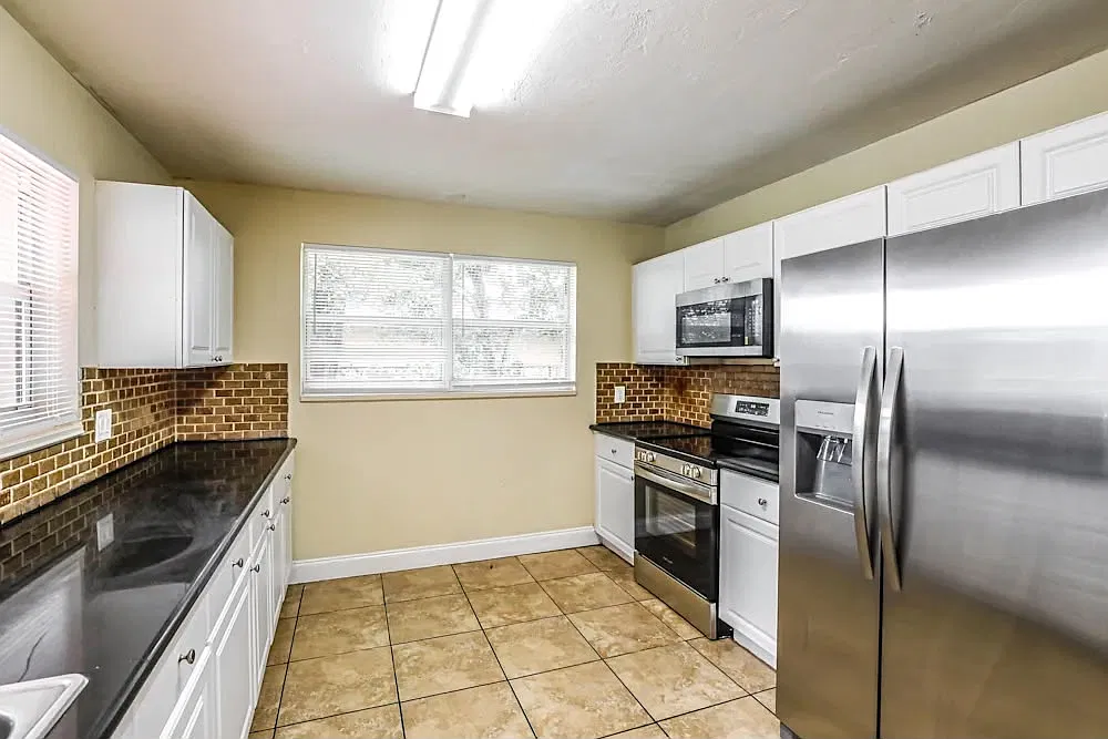 3 bed, 2402 sqft, $2,000 — Photo 2