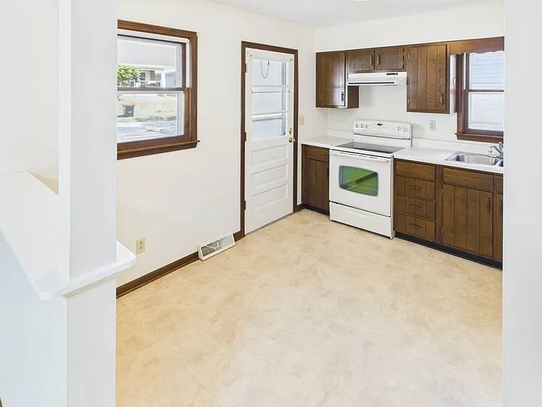 203 & 205 N Charles St — Photo 16
