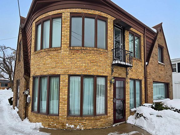 4th image of 843 Wilson St