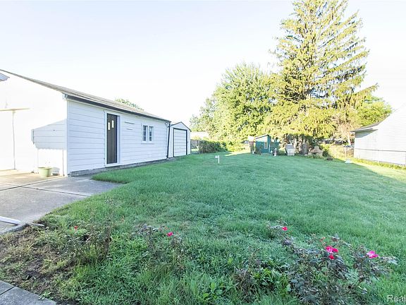 4th image of 30819 Lund Ave