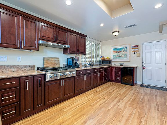 4th image of 224 E 16th St #B