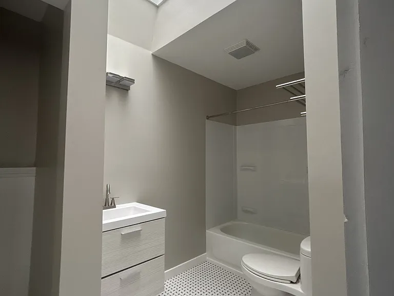 819 Main St #3 — Photo 3