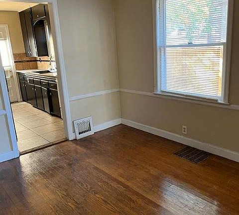 4th image of 8004 Flora Ave