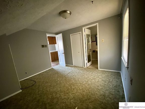 3rd image of 4807 Burt St #1/2