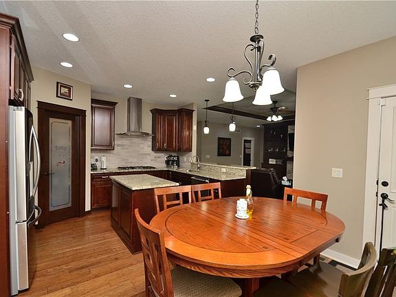 4th image of 330 NE Coyote Dr