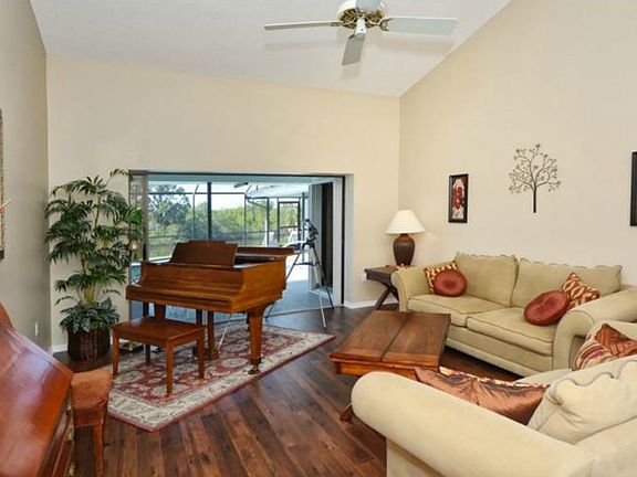 3rd image of 1020 Delacroix Cir