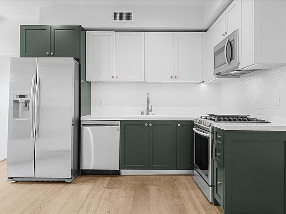 3rd image of 135 N Doheny Dr APT 105