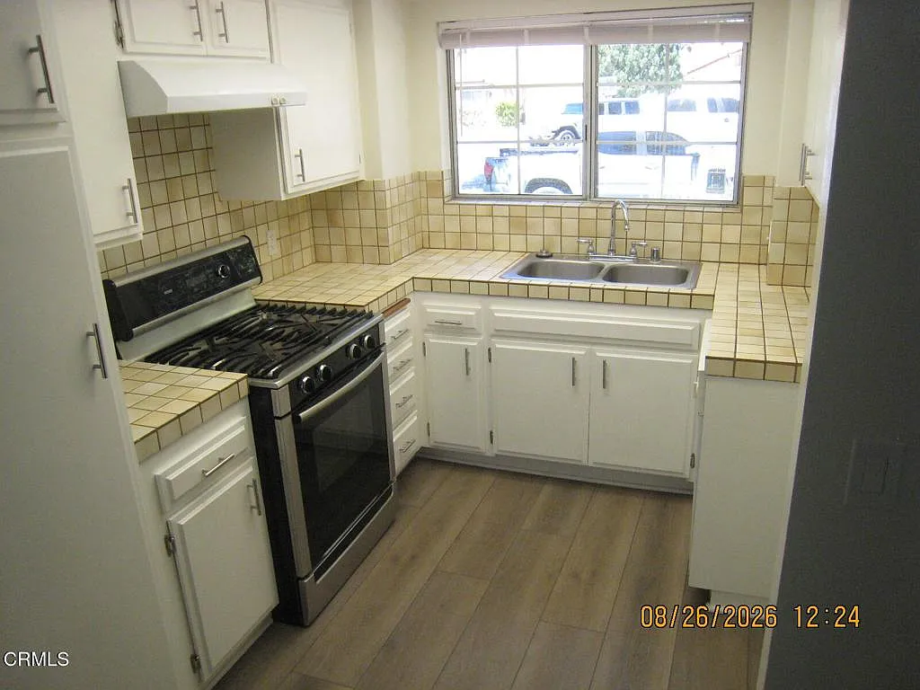 3 bed, 2.0 bath, 1070 sqft, $3,400 — Photo 2