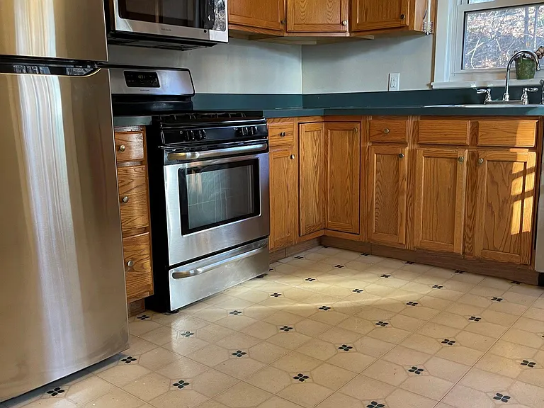 137 Sylvester Ave — Photo 5