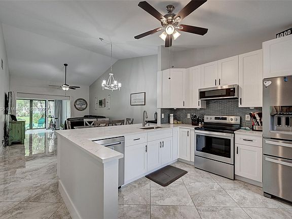 4th image of 3324 Carambola Cir S